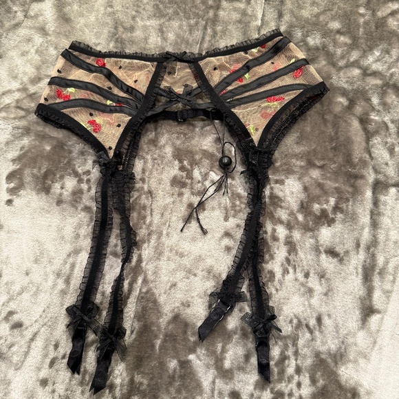 New! for love and lemons cherry embroidered garter belt black 31283 - Picture 2 of 10
